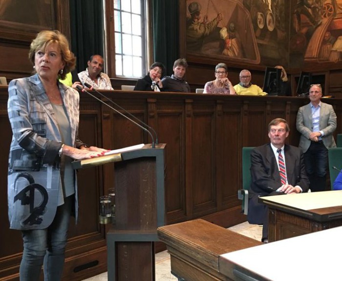 Neelie Kroes aan het woord in de Rotterdamse raadszaal